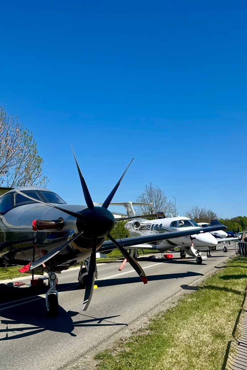 представители компании Jets & Helicopters на выставке во Фридрихсхафене