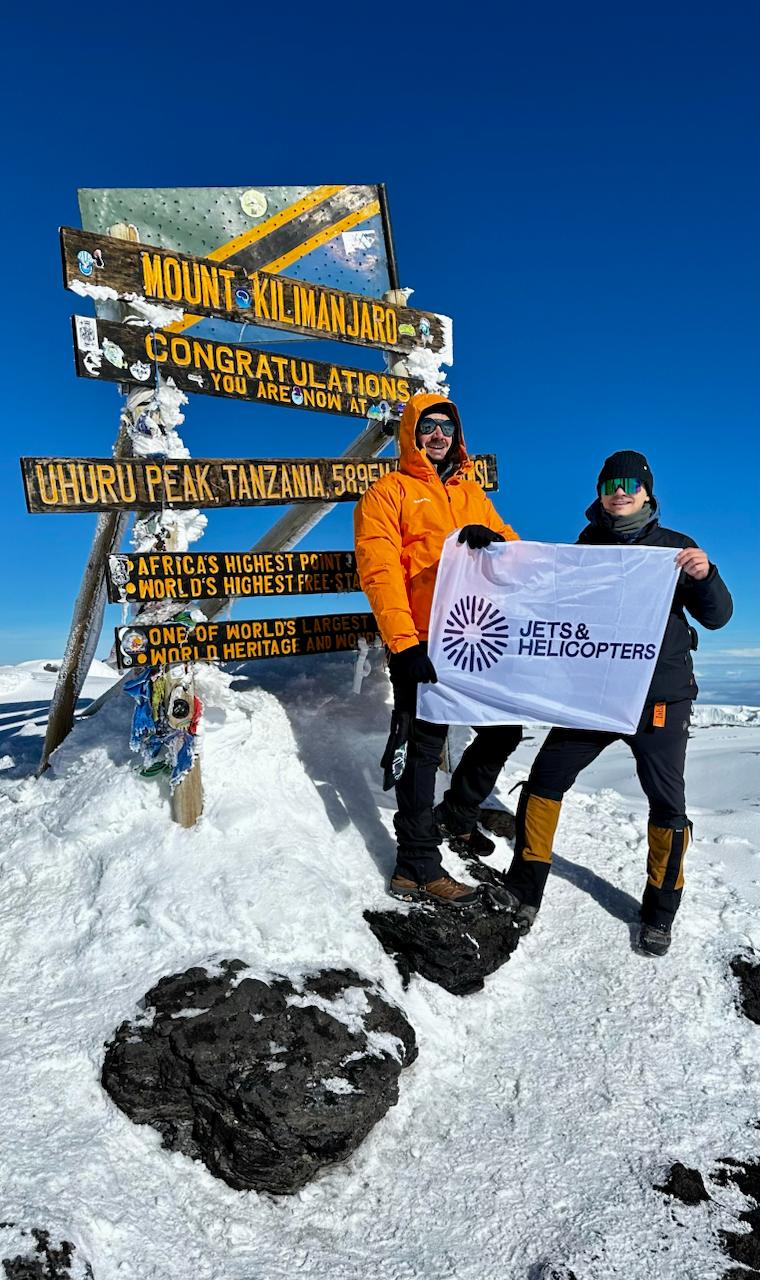 компания Jets & Helicopters на вершине горы Mount Kilimanjaro